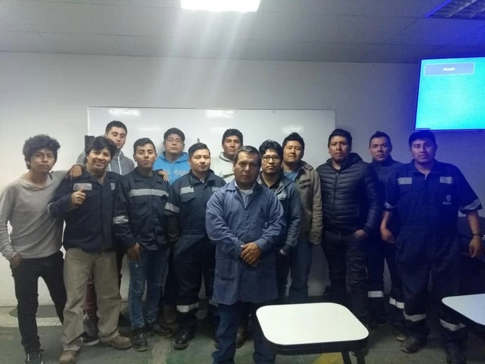 Grupo participante de capacitación técnica automotriz
