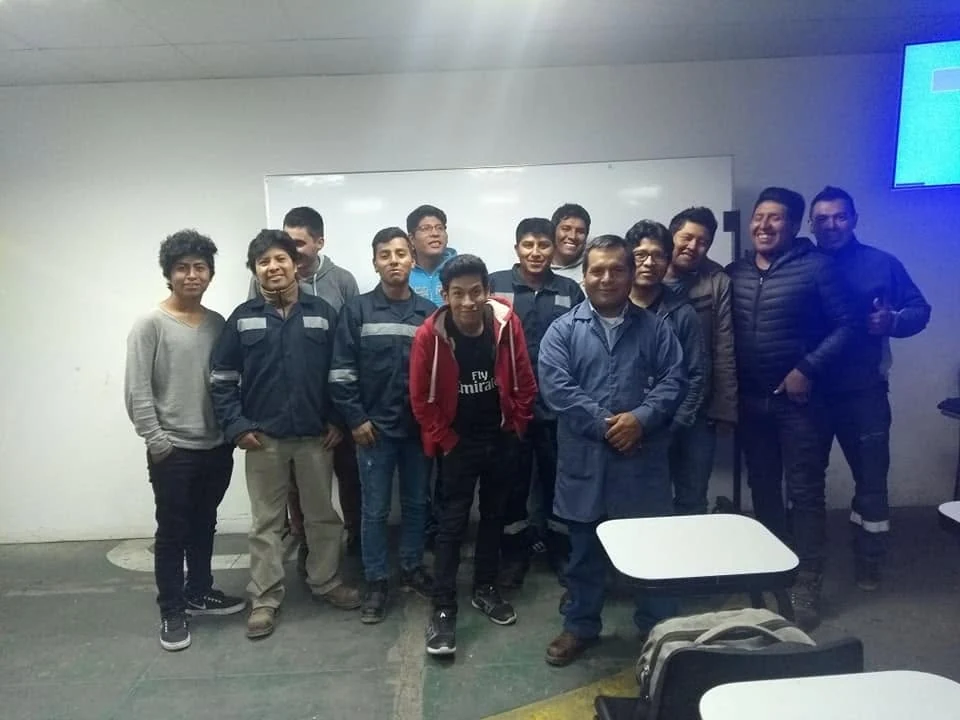 Grupo participante de capacitación técnica automotriz en aula