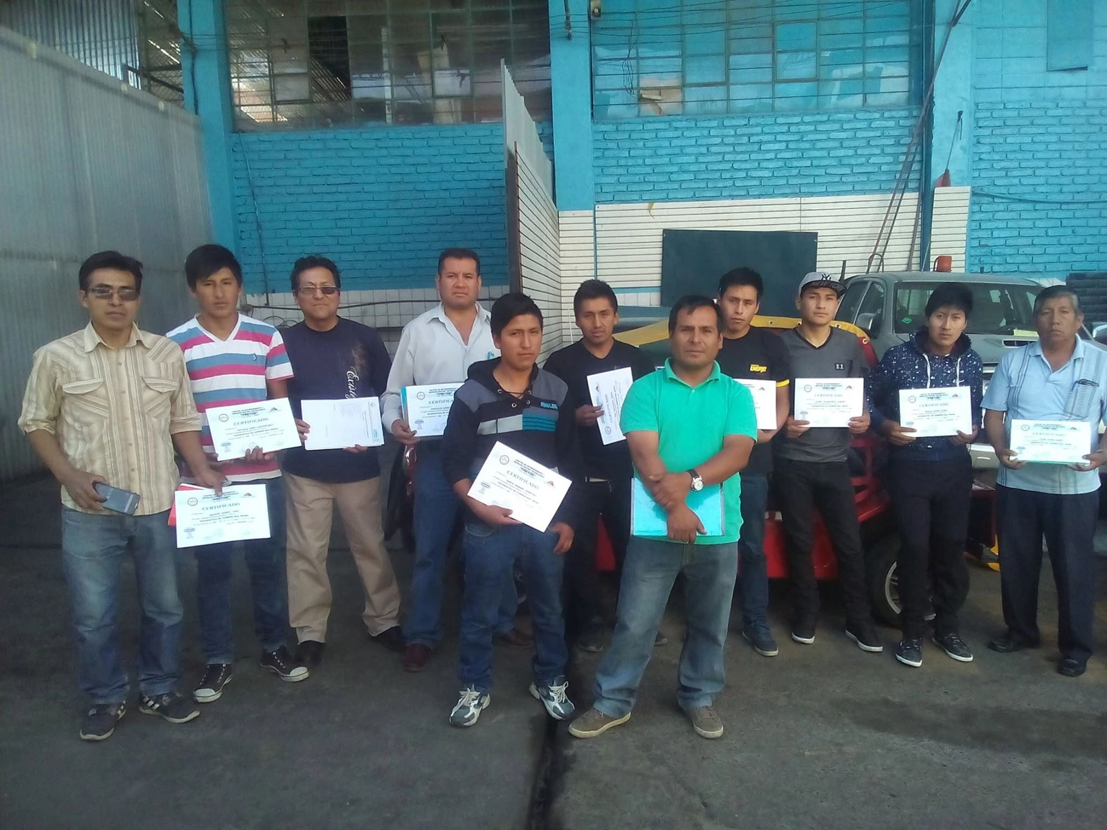 Participantes de capacitación técnica automotriz en taller